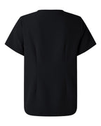 Blusa de trabajo esencial Rhena para mujer con escote en V y 1 bolsillo | W10001