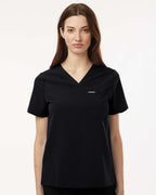 Blusa de trabajo esencial Rhena para mujer con escote en V y 1 bolsillo | W10001