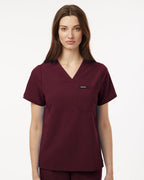 Blusa de trabajo esencial Rhena para mujer con escote en V y 1 bolsillo | W10001